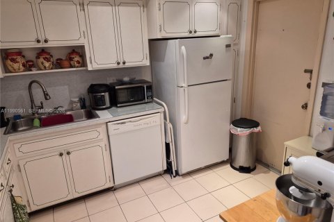 Condo in Hallandale Beach, Florida, 1 bedroom № 2058004 - photo 6