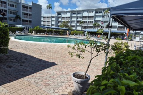 Condo in Hallandale Beach, Florida, 1 bedroom № 2058004 - photo 12