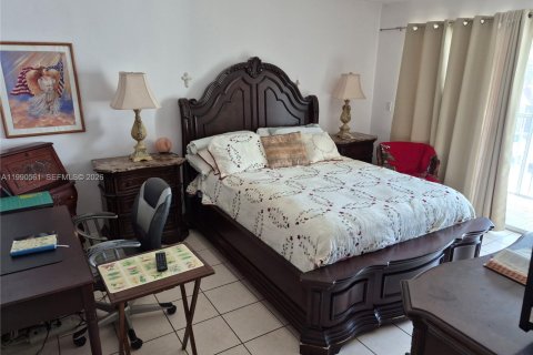 Condo in Hallandale Beach, Florida, 1 bedroom № 2058004 - photo 7