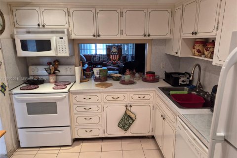 Condo in Hallandale Beach, Florida, 1 bedroom № 2058004 - photo 5