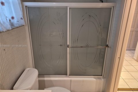 Condo in Hallandale Beach, Florida, 1 bedroom № 2058004 - photo 10