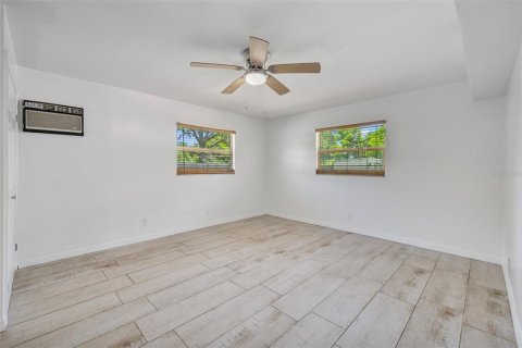 House in Saint Petersburg, Florida 4 bedrooms, 173.26 sq.m. № 1805866 - photo 15