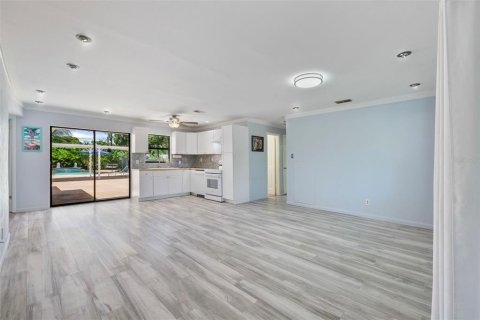 House in Saint Petersburg, Florida 4 bedrooms, 173.26 sq.m. № 1805866 - photo 5