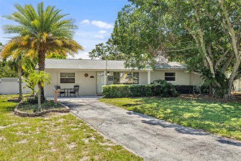 House in Saint Petersburg, Florida 4 bedrooms, 173.26 sq.m. № 1805866 - photo 3