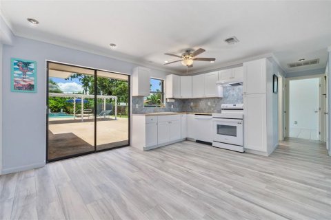 House in Saint Petersburg, Florida 4 bedrooms, 173.26 sq.m. № 1805866 - photo 10