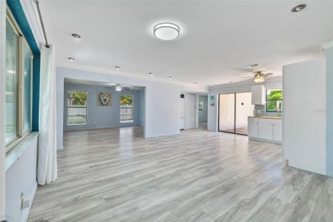House in Saint Petersburg, Florida 4 bedrooms, 173.26 sq.m. № 1805866 - photo 7