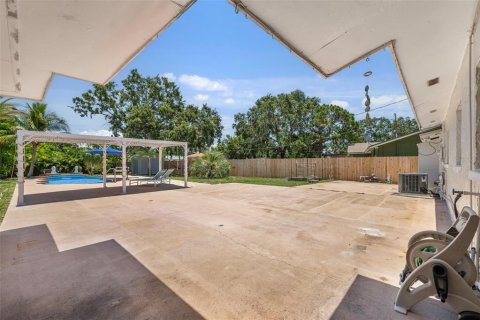 House in Saint Petersburg, Florida 4 bedrooms, 173.26 sq.m. № 1805866 - photo 30
