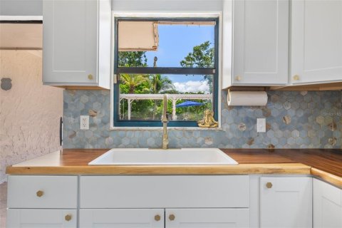 House in Saint Petersburg, Florida 4 bedrooms, 173.26 sq.m. № 1805866 - photo 13