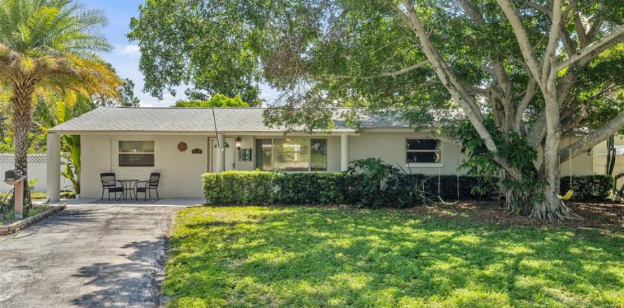 House in Saint Petersburg, Florida 4 bedrooms, 173.26 sq.m. № 1805866