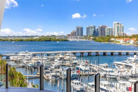 Condo in Miami, Florida, 4 bedrooms  № 2168020 - photo 23