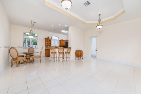 House in Miami, Florida 1 bedroom, 115.66 sq.m. № 1929635 - photo 9