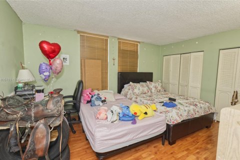 Copropriété à vendre à Hialeah, Floride: 2 chambres, 101.82 m2 № 2044618 - photo 12