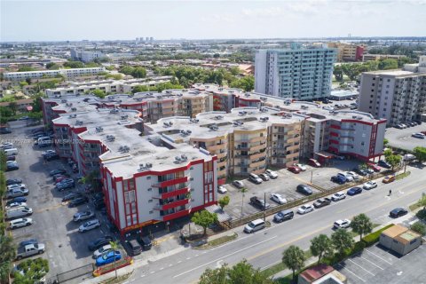 Copropriété à vendre à Hialeah, Floride: 2 chambres, 101.82 m2 № 2044618 - photo 1