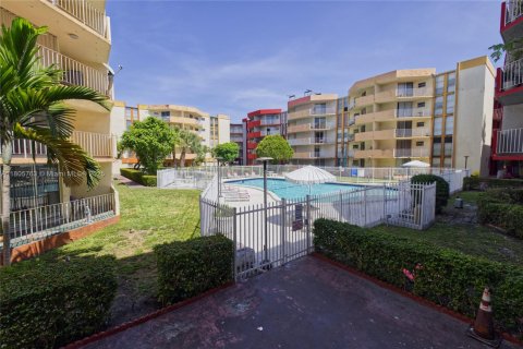Copropriété à vendre à Hialeah, Floride: 2 chambres, 101.82 m2 № 2044618 - photo 23