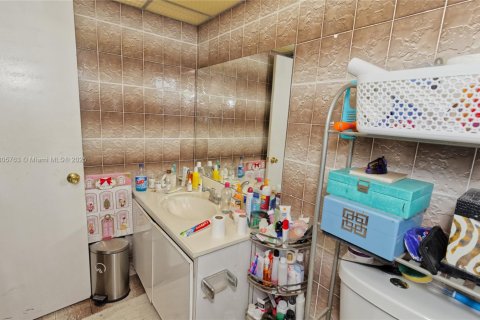 Copropriété à vendre à Hialeah, Floride: 2 chambres, 101.82 m2 № 2044618 - photo 15