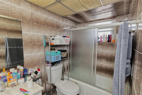 Copropriété à vendre à Hialeah, Floride: 2 chambres, 101.82 m2 № 2044618 - photo 14