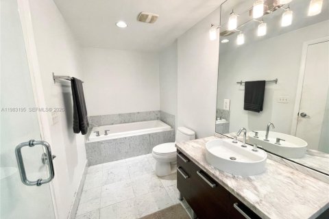 Condo in Miami, Florida, 1 bedroom  № 2049985 - photo 30