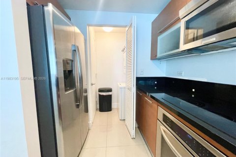 Condo in Miami, Florida, 1 bedroom  № 2049985 - photo 17