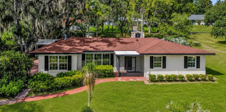 House in Clermont, Florida 3 bedrooms, 160.26 sq.m. № 2258618