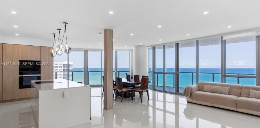 Condominio en Hollywood, Florida, 4 dormitorios  № 2034363