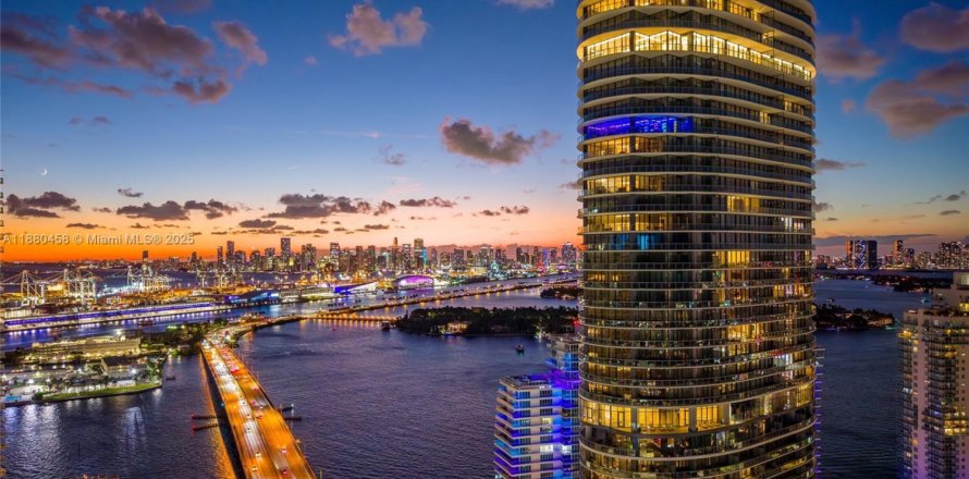 Condominio en Miami Beach, Florida, 3 dormitorios  № 1964187