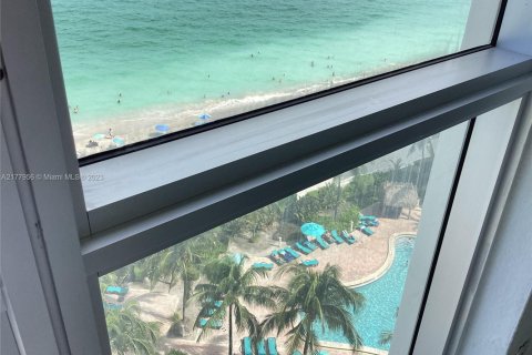 Condominio en alquiler en Hollywood, Florida, 2 dormitorios, 125.88 m2 № 1601416 - foto 4