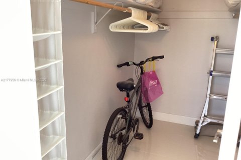 Condominio en alquiler en Hollywood, Florida, 2 dormitorios, 125.88 m2 № 1601416 - foto 11