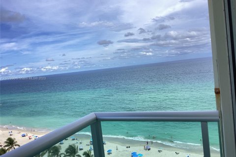 Condominio en alquiler en Hollywood, Florida, 2 dormitorios, 125.88 m2 № 1601416 - foto 1