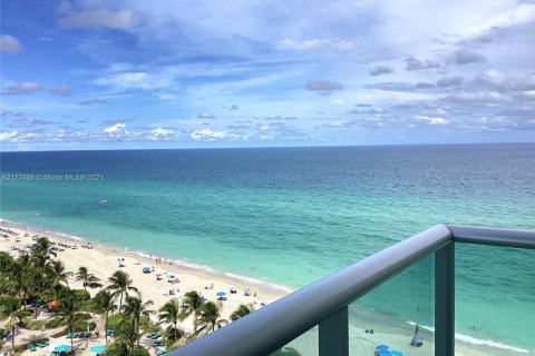 Condominio en alquiler en Hollywood, Florida, 2 dormitorios, 125.88 m2 № 1601416 - foto 2