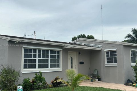 Propiedad comercial en alquiler en Miami Gardens, Florida, 1 dormitorio № 1950993 - foto 1
