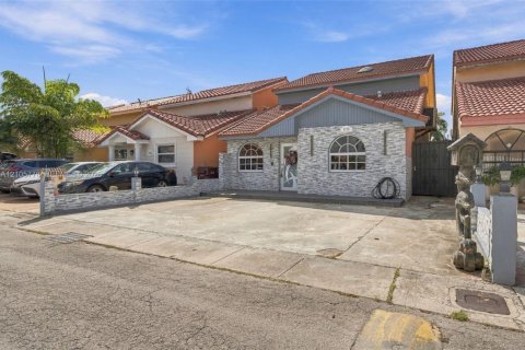Villa ou maison à vendre à Hialeah, Floride: 4 chambres, 193.79 m2 № 2414811 - photo 2