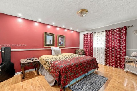 Villa ou maison à vendre à Hialeah, Floride: 4 chambres, 193.79 m2 № 2414811 - photo 12