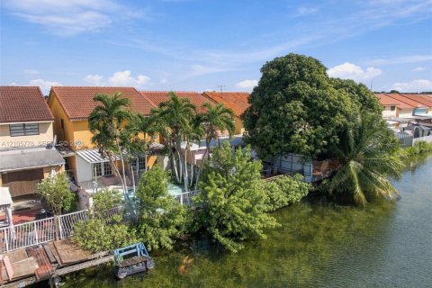 Villa ou maison à vendre à Hialeah, Floride: 4 chambres, 193.79 m2 № 2414811 - photo 27