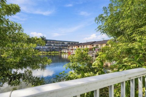 Villa ou maison à vendre à Hialeah, Floride: 4 chambres, 193.79 m2 № 2414811 - photo 25