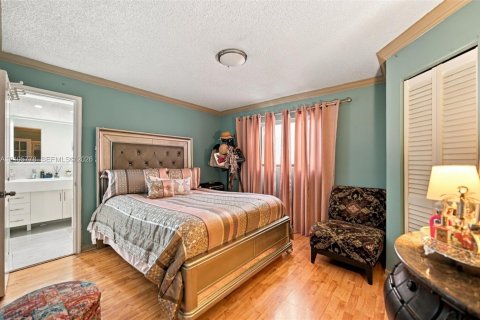 Villa ou maison à vendre à Hialeah, Floride: 4 chambres, 193.79 m2 № 2414811 - photo 15