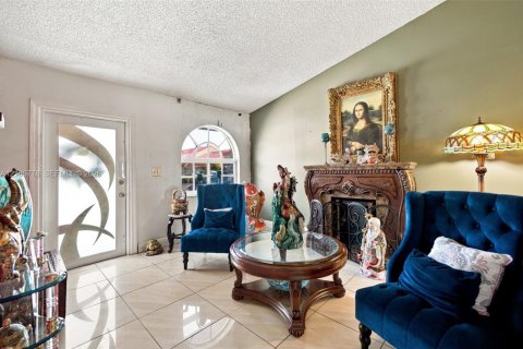Villa ou maison à vendre à Hialeah, Floride: 4 chambres, 193.79 m2 № 2414811 - photo 4