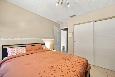 Villa ou maison à vendre à Hialeah, Floride: 4 chambres, 193.79 m2 № 2414811 - photo 16
