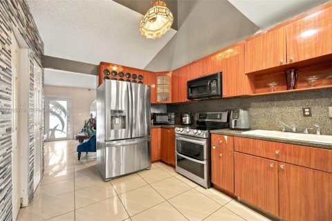 Villa ou maison à vendre à Hialeah, Floride: 4 chambres, 193.79 m2 № 2414811 - photo 9