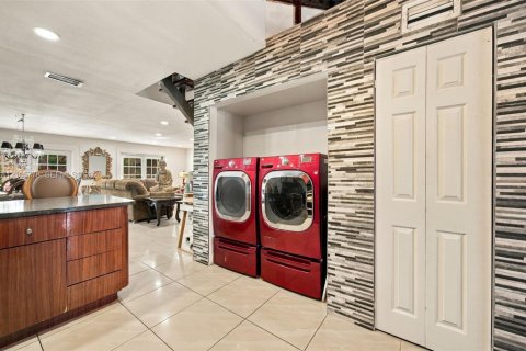 Villa ou maison à vendre à Hialeah, Floride: 4 chambres, 193.79 m2 № 2414811 - photo 11