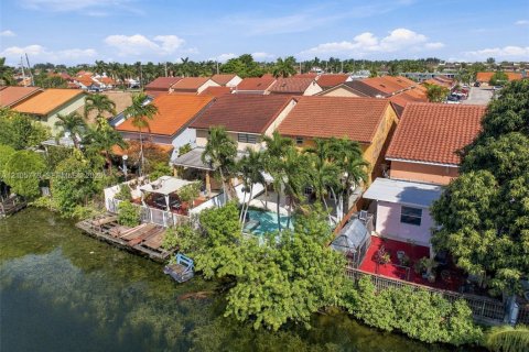 Villa ou maison à vendre à Hialeah, Floride: 4 chambres, 193.79 m2 № 2414811 - photo 28