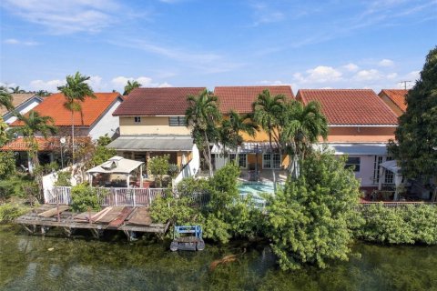 Villa ou maison à vendre à Hialeah, Floride: 4 chambres, 193.79 m2 № 2414811 - photo 29