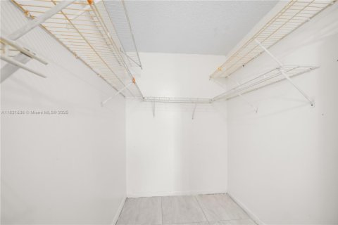 Condo in Miami, Florida, 3 bedrooms  № 1809572 - photo 11