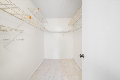 Condo in Miami, Florida, 3 bedrooms  № 1809572 - photo 12