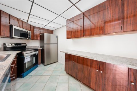 Condo in Miami, Florida, 3 bedrooms  № 1809572 - photo 2