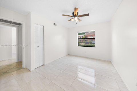 Condo in Miami, Florida, 3 bedrooms  № 1809572 - photo 18