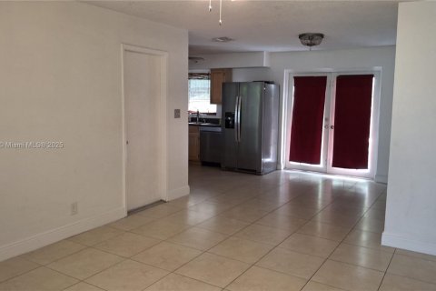 Снять в аренду виллу или дом в Помпано-Бич, Флорида 3 спальни, 109.62м2, № 1842604 - фото 4