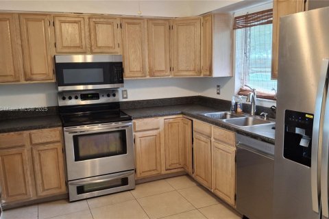 Снять в аренду виллу или дом в Помпано-Бич, Флорида 3 спальни, 109.62м2, № 1842604 - фото 2