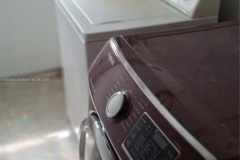 Снять в аренду виллу или дом в Помпано-Бич, Флорида 3 спальни, 109.62м2, № 1842604 - фото 9