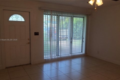 Снять в аренду виллу или дом в Помпано-Бич, Флорида 3 спальни, 109.62м2, № 1842604 - фото 5