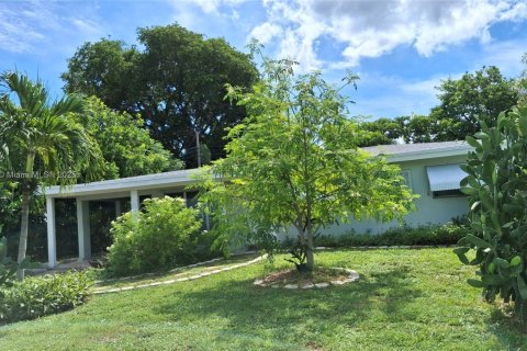 Снять в аренду виллу или дом в Помпано-Бич, Флорида 3 спальни, 109.62м2, № 1842604 - фото 1